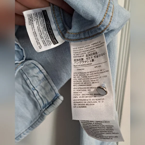 Levi’s Pearl Snap Western Shirt – Women’s Medium (Light Wash Blue, 100% Cotton) - Picture 5 of 10